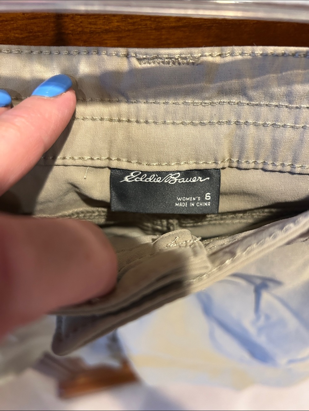 Eddie Bauer women’s Beige Utility Shorts, size 6, zippered pockets, hiking - Picture 2 of 11